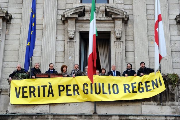 Regeni, lo striscione a Palazzo Marino: "Verità per Giulio". La famiglia: "Grazie per l'appoggio"