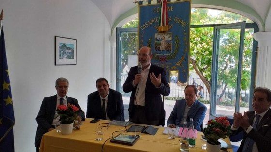 Terremoto a Ischia, arriva Crimi: "Ricostruzione? Ci siamo quasi"