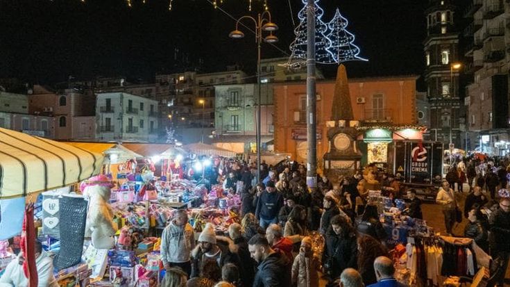 Napoli, successo della notte bianca al Mercato e oggi Befana al Plebiscito con i vigili del fuoco: doni, musica e street food