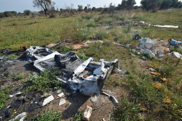 Bari, brucia la discarica abusiva: fra i rifiuti due barche