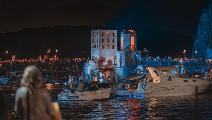 Ischia, in migliaia per la festa di Sant’Anna: la baia si spegne per un omaggio a Gaza