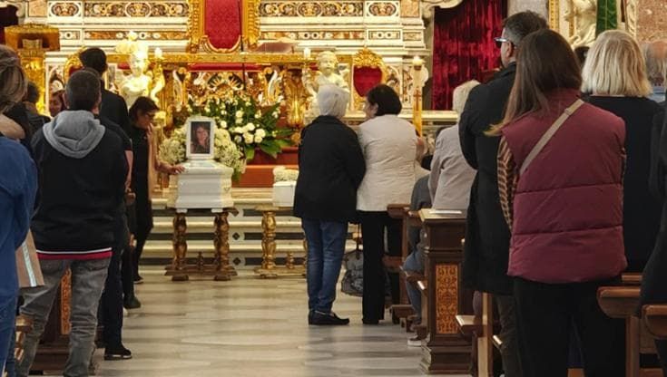 Greta morta in ospedale con il suo bambino, a Piano di Sorrento folla in silenzio al funerale