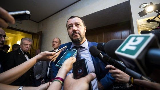 Migranti, Salvini: "Conte non vada a Bruxelles se l'accordo Ue è già scritto".  Macron e Sanchez due chiacchieroni"