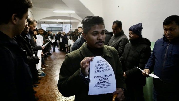 Sospeso lo sfratto della moschea di Firenze, i fedeli islamici avevano creato un muro umano all'ingresso per impedirlo