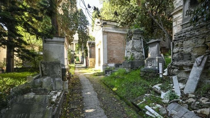 Cimitero tra crolli e transenne, poche visite nei giorni dei defunti. “Colpa di incuria e abbandono”