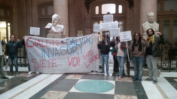 Palapartenope, un centinaio di attivisti contro la convention del gruppo Noi con Salvini. Blitz di Insurgenzia alla Camera di Commercio