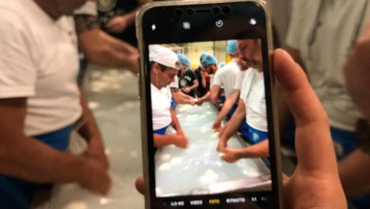 Il lato moderno della mozzarella di bufala, fra tecnologia e artigianato