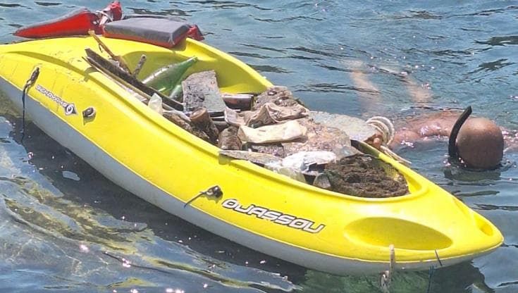 Marechiaro, volontari puliscono fondali e scogliera dinanzi alla celebre “Fenestella”