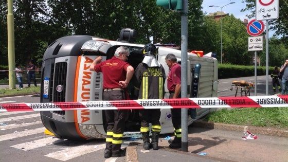 Milano, scontro tra un'ambulanza e un'auto in zona Fulvio Testi: un morto e 5 feriti