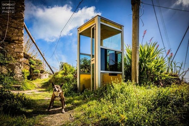 Ischia, la cabina telefonica abbandonata nel cuore della campagna