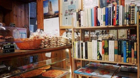Brindisi, il panificio è anche biblioteca per i clienti: "La focaccia per il corpo, i libri per la mente"
