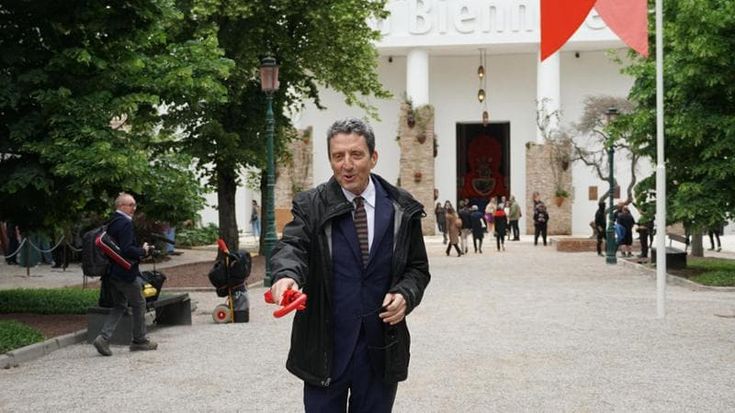 Lo show di Buttafuoco alla Biennale: “Noi liberi e audaci, no a censori burocrati”