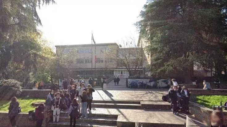 Scuola, caos settimana corta all’Arcangeli. I prof: “No al recupero di ore”