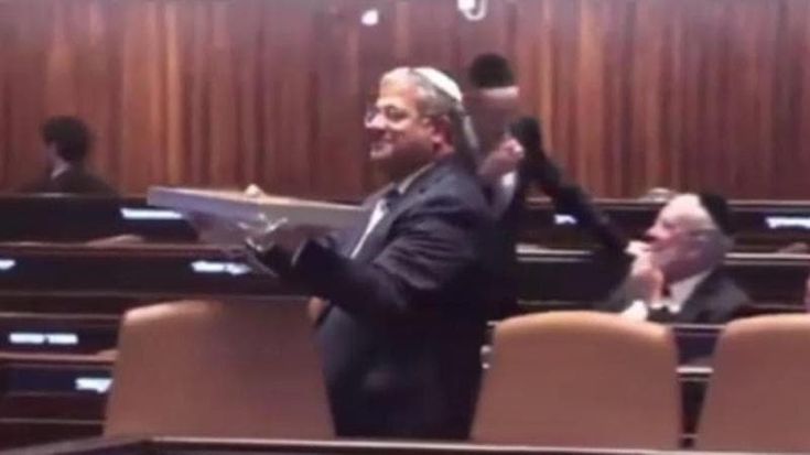 Dalla Knesset primo via libera alla pena di morte per i terroristi. Ben Gvir festeggia con i dolci