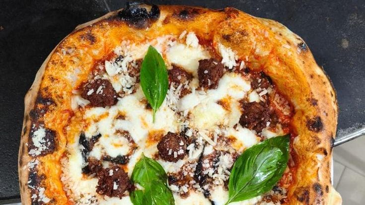 La pizza con le forbici che convince anche i puristi