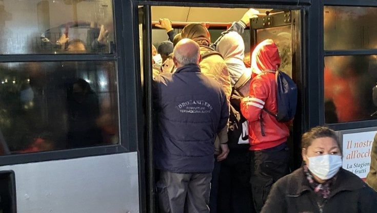 Atac risanata, grida Raggi. Quel "miracolo" contabile dietro la Grande vergogna