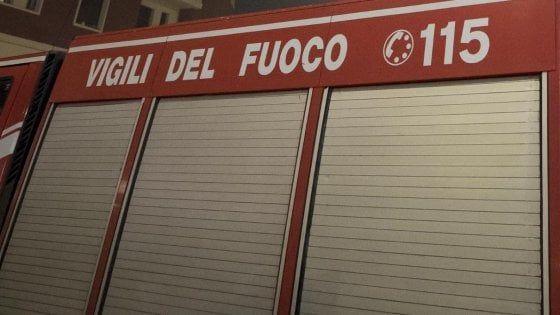 Roma, fiamme in un parcheggio a Fiumicino: danneggiate 13 auto