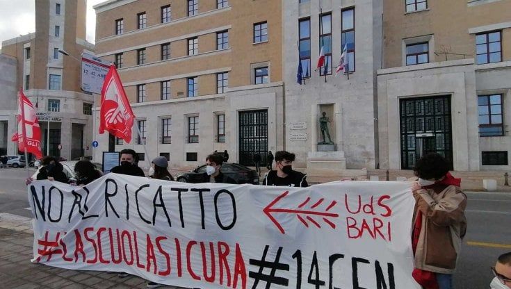 Covid, la protesta degli studenti baresi: "Più sicurezza a scuola e mascherine Ffp2 gratuite"