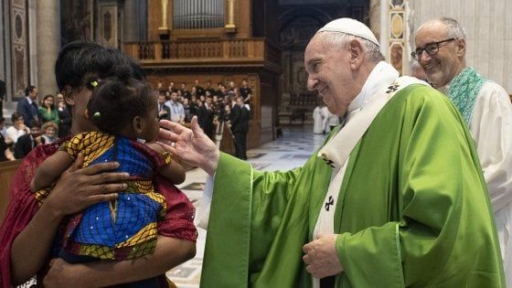Migranti, il Papa celebra la messa "Per Dio nessuno è straniero"