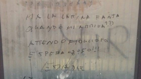 Tivoli, prof scrive sul muro di scuola: "Era solo un sonetto d'amore"