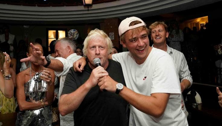 Capri, spunta l'ex premier inglese Boris Johnson. E canta (anche) i Beatles