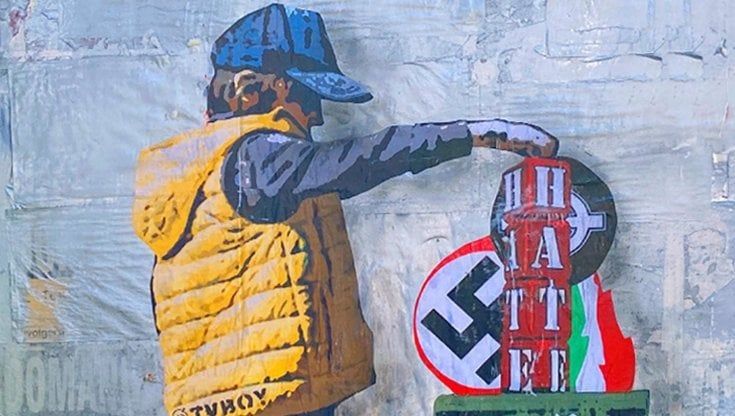 Elezioni, la street art di TvBoy contro neonazismo e neofascismo: "Non tutti i rifiuti si possono riciclare"