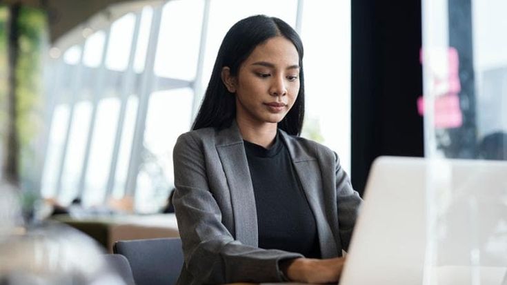 Sempre più aziende affidano la gestione delle buste paga all’esterno