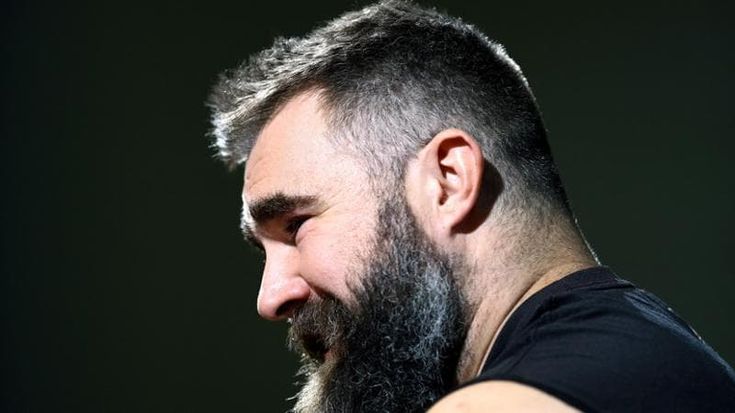 Nfl, le incontenibili lacrime di Jason Kelce, il giocatore più amato di Philadelphia: “Lascio il football, la mia grande passione”