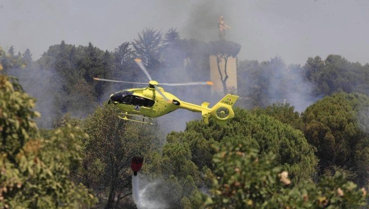 Fiamme vicino a Cecina, due elicotteri proteggono le case