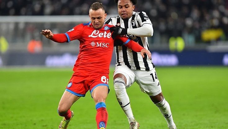 La festa del Napoli per il pari di Torino in emergenza. E con la Samp in campo di nuovo i tre giocatori fermati dalla Asl