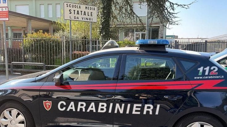 Prof accoltellata, l’amica di chat dell’aggressore: “Voleva uccidere i suoi ma riuscii a fermarlo”