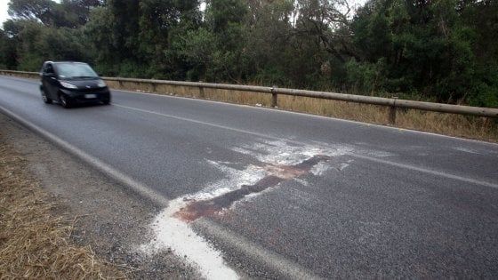 Roma, ancora sangue sulle strade: frontale sulla Colombo. Muore centauro: era senza casco
