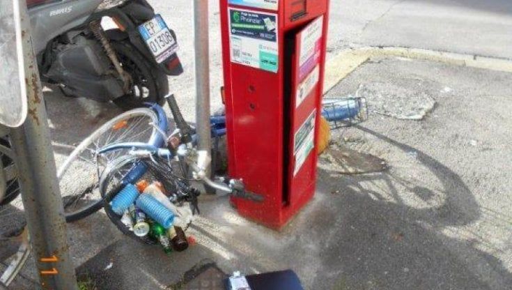 Vandali-ladri scatenati in città contro i parcometri 