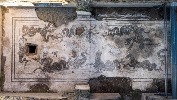 Creature mitologiche e amorini alati nel mosaico di Villa di Sette Bassi appena tornato alla luce