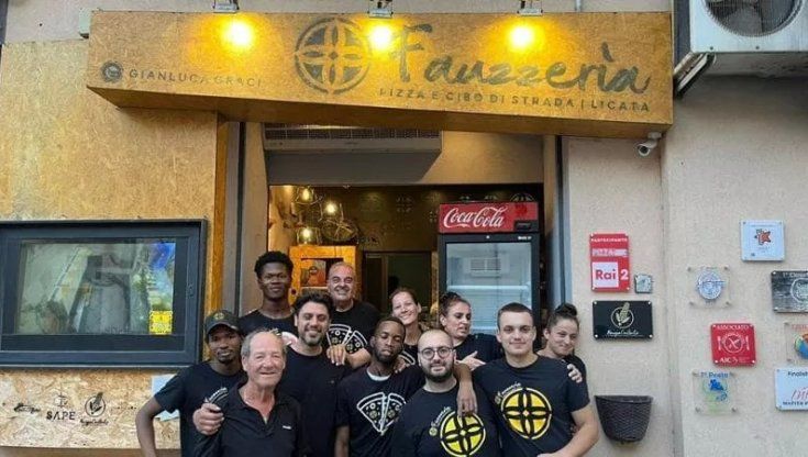 "Le pizze le prepara un nero? E allora qui non mangiamo"