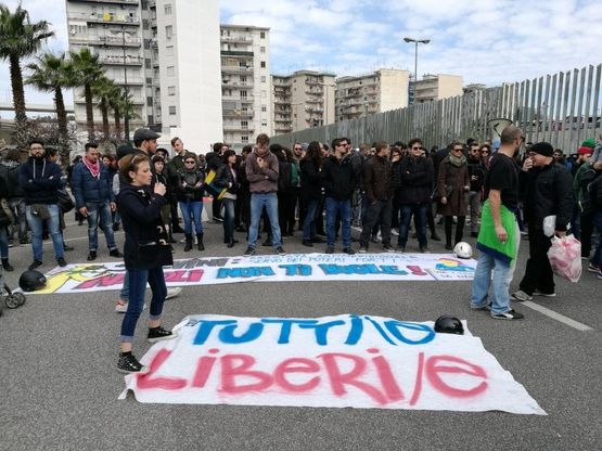 Corteo e sit-in degli antagonisti per chiedere la liberazioine dei due manifestanti arrestati