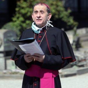 Coronavirus, la messa di Pasqua nel Duomo deserto, Delpini: "Non ho più parole"