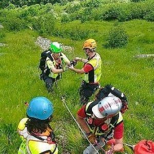 Ciclista in un burrone sull'Appennino, soccorsi difficili