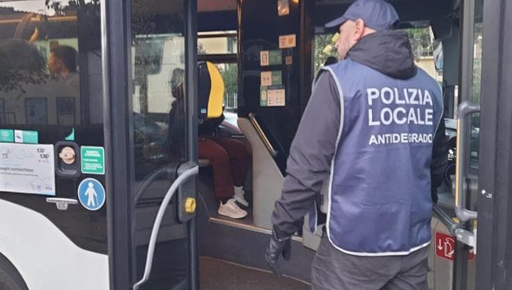 I primi agenti su bus e tram, i passeggeri: “Ci rassicurate”