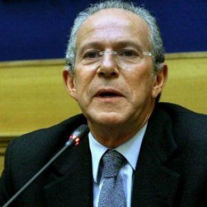 Vitalizi, l'ex ministro La Loggia fa ricorso contro la Camera: "Ridatemi l'assegno"