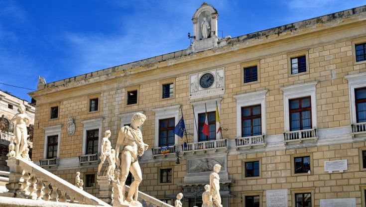 Palermo, il direttore generale del Comune presenta un conto da 234 mila euro