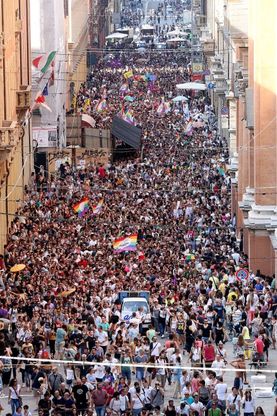 In migliaia sfilano al Gay pride di Bologna: "ContiAmo"