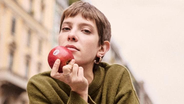 Mele, tentazioni e dolcezza: così lo stilista disegna un frutto