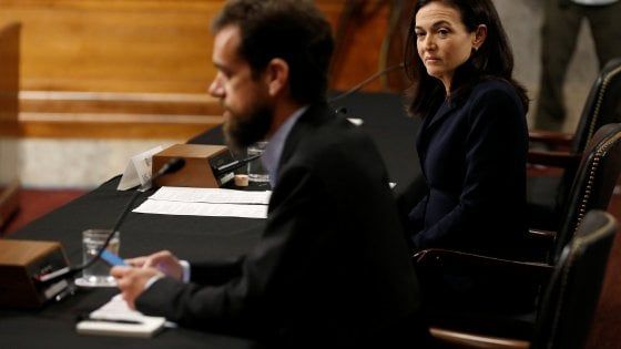 I dirigenti di Facebook e Twitter in audizione al Congresso: "Più trasparenza, lavoriamo insieme"