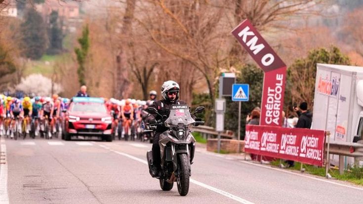 Suzuki protagonista al Giro d’Italia 2026 con 70 moto ufficiali di servizio