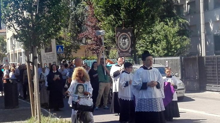 A Rimini come a Reggio Emilia: una processione "riparatrice" prima del Pride