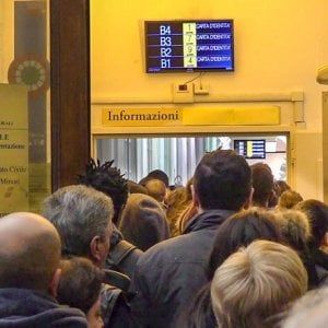 Torino, bagarini all'Anagrafe: dieci euro per saltare la coda