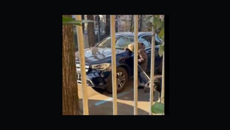 Infila mozziconi accesi nelle auto in sosta: anziana denunciata dalla polizia locale a Parma