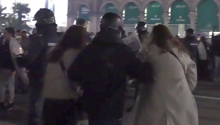 Violenze di Capodanno a Milano, il racconto di una vittima: "Lasciata nuda a terra dopo le violenze"