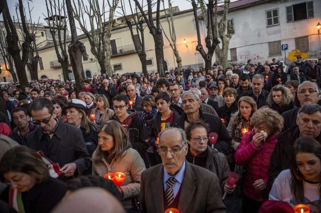 Omicidio Alatri, fiaccolata per Emanuele: paese stretto attorno a famiglia